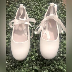 New in box! Girls Lamour Lace Flats Sz 3